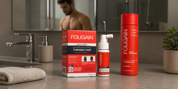 Rawatan sapuan dan syampu TRIOXIDIL FOLIGAIN untuk lelaki disusun di atas kaunter bilik mandi.