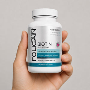 Tangan memegang botol tablet biotin cepat larut FOLIGAIN.