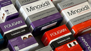 Pelbagai produk penjagaan rambut minoksidil dan TRIOXIDIL FOLIGAIN di dalam kotak.