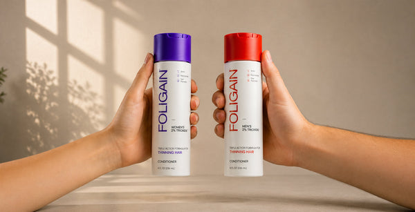 Tangan memegang perapi FOLIGAIN untuk lelaki dan wanita dengan 2% TRIOXIDIL.