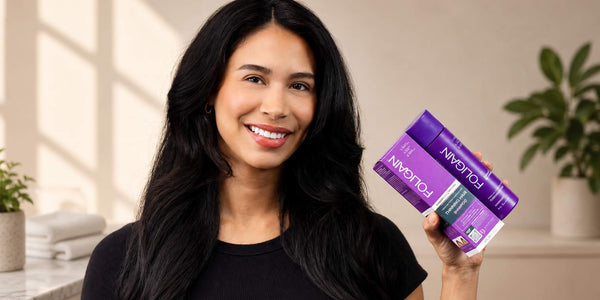 Wanita memegang botol dan kotak syampu tiga tindakan FOLIGAIN untuk wanita dengan 2% TRIOXIDIL.