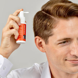 Lelaki menyapu rawatan sapuan FOLIGAIN TRIOXIDIL sepanjang garis rambutnya